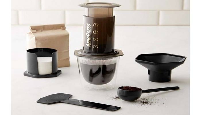 pha-ca-phe-bang-bing-AeroPress-da-duoc-su-dung-tu-lau 1